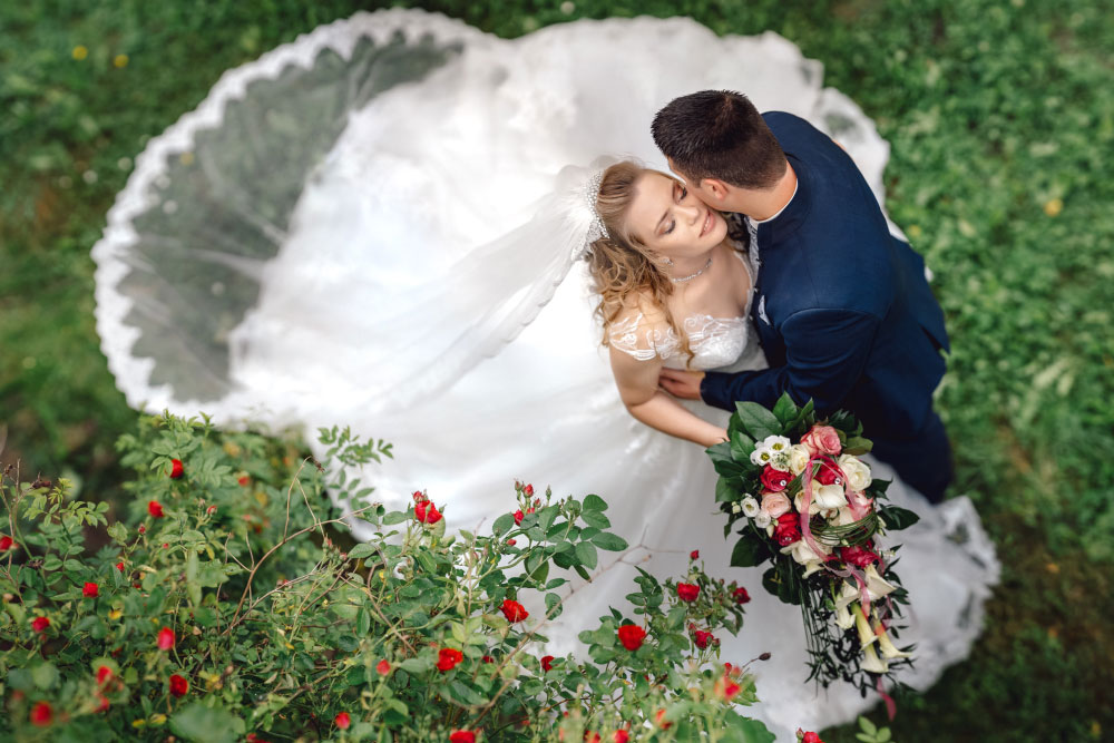 Porträt der Braut in der Kirche – stilvoll und würdevoll