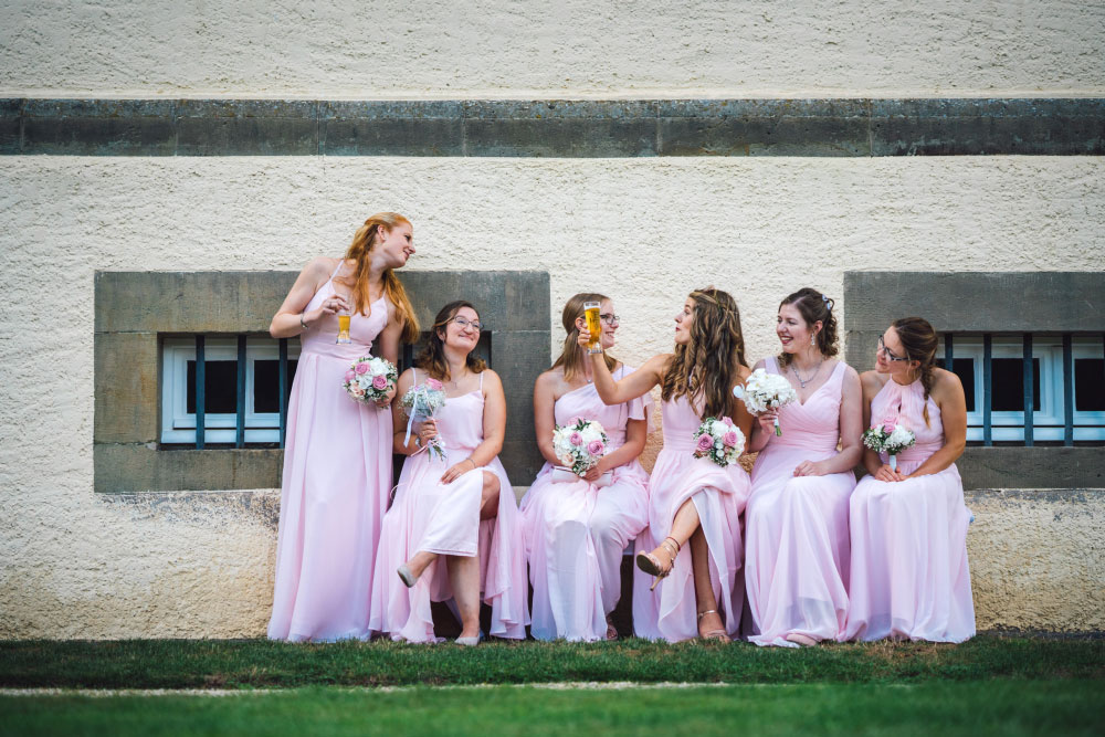 Hochzeitspaar mit Fackeln am Abend – stimmungsvolles Abschlussfoto