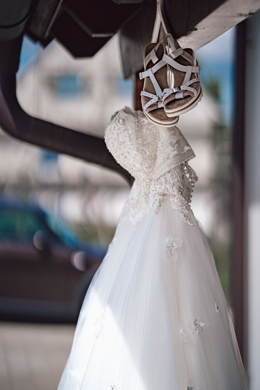 Angela und Jochen: Hochzeitsfoto mit Gästen und echten Momenten
