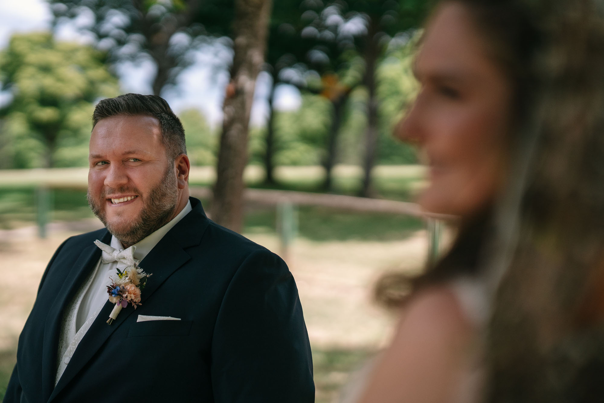 Natürliche Hochzeitsfotografie: Echte Begegnung bei der Hochzeit in Heidenheim