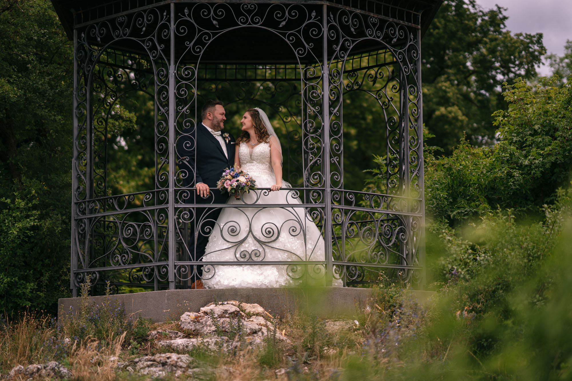 Angela und Jochen: Hochzeitsfoto mit Gästen und echten Momenten