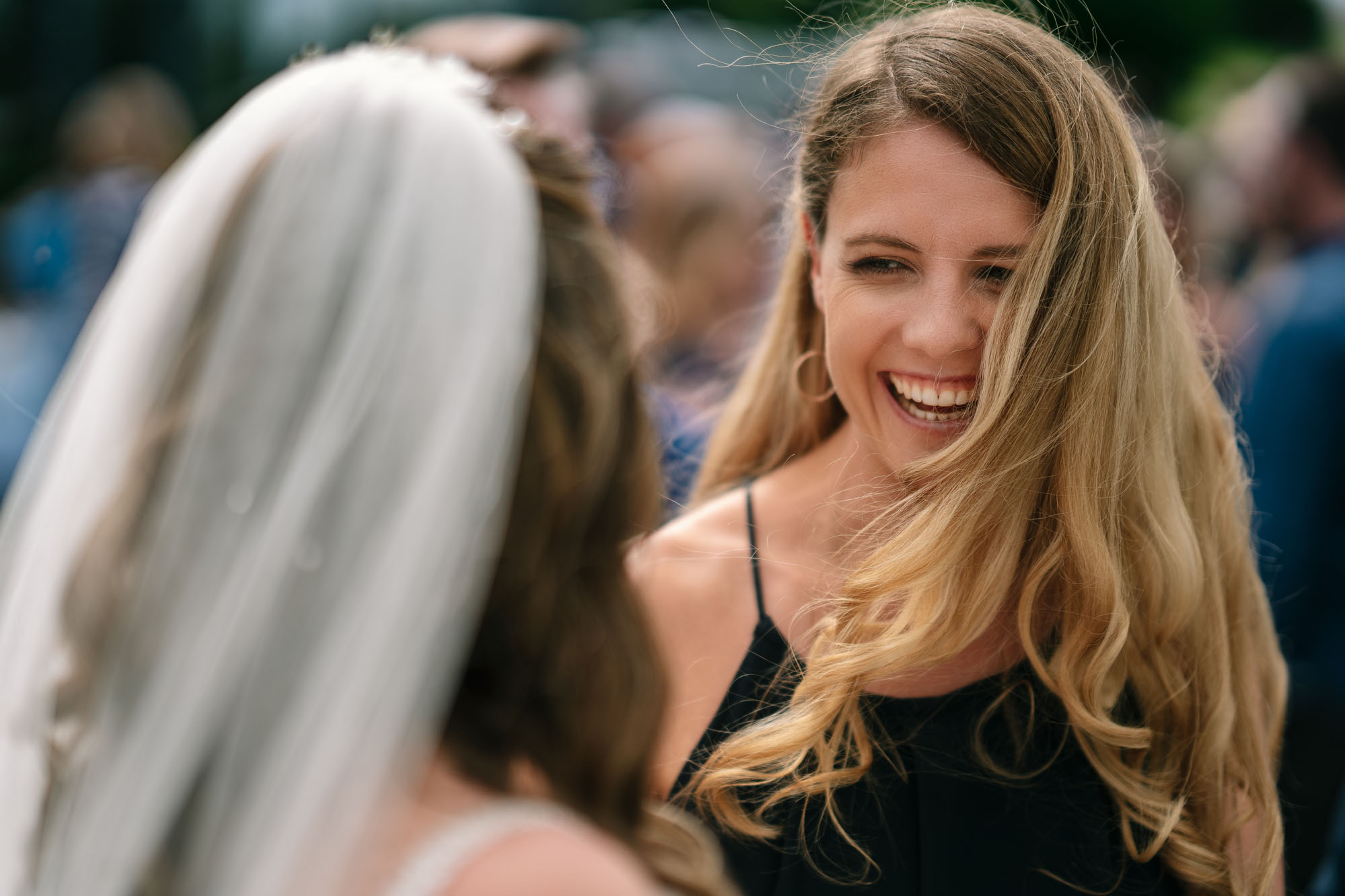 Natürliche Hochzeitsfotografie: Echte Begegnung bei der Hochzeit in Heidenheim